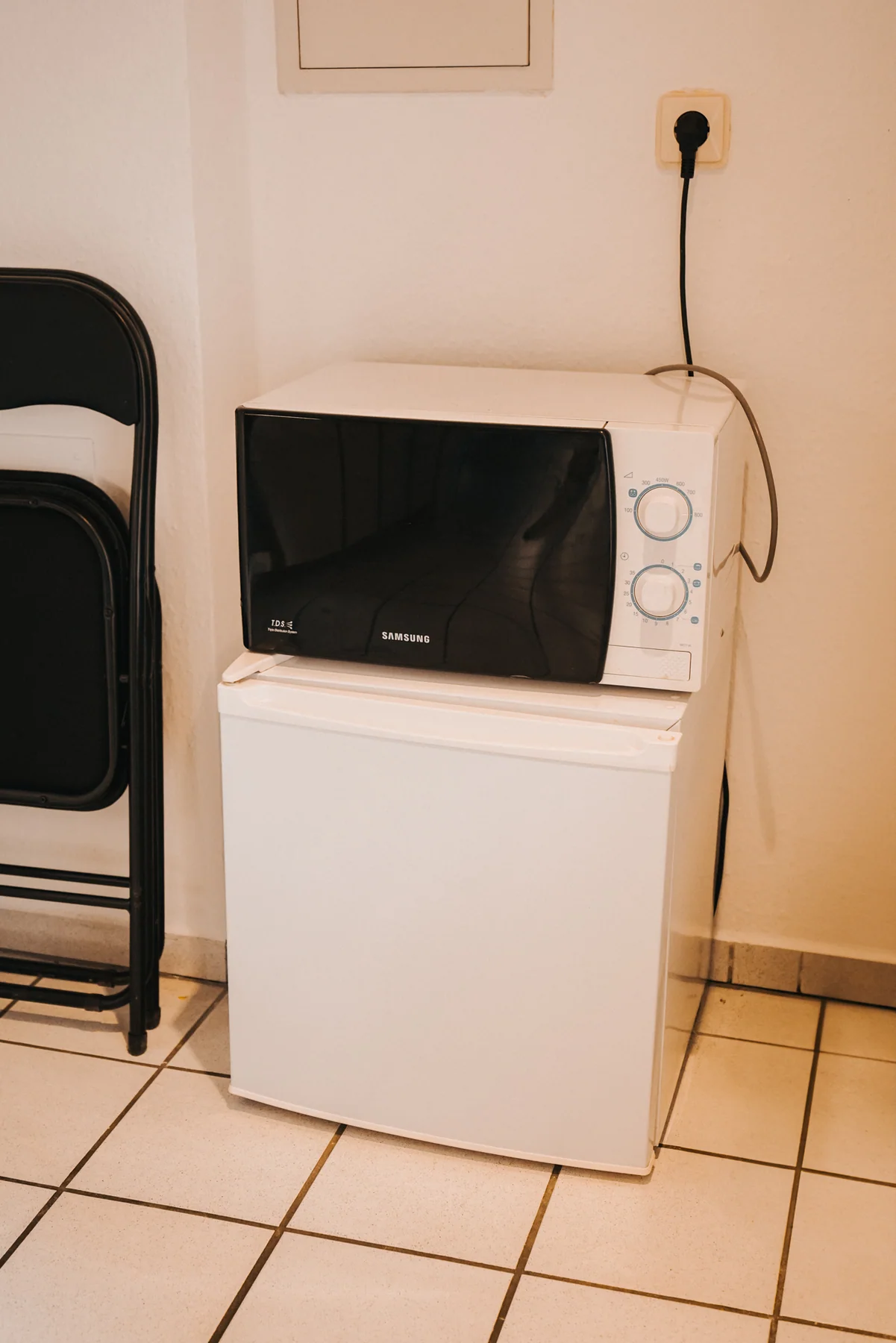 Separater Gefrierschrank mit Mikrowelle; der Kühlschrank ist in die Küchenzeile integriert