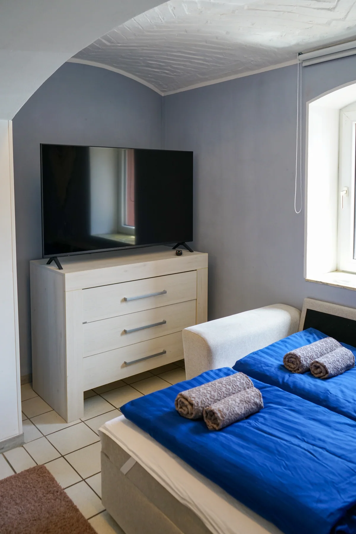 Zweites Schlafzimmer mit Bett und Fernseher