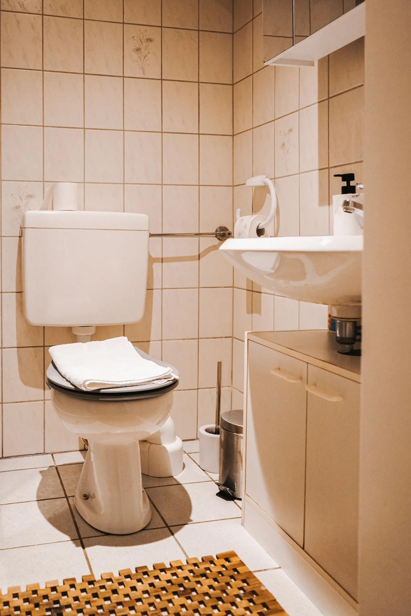 Badezimmer mit Dusche und Waschplatz
