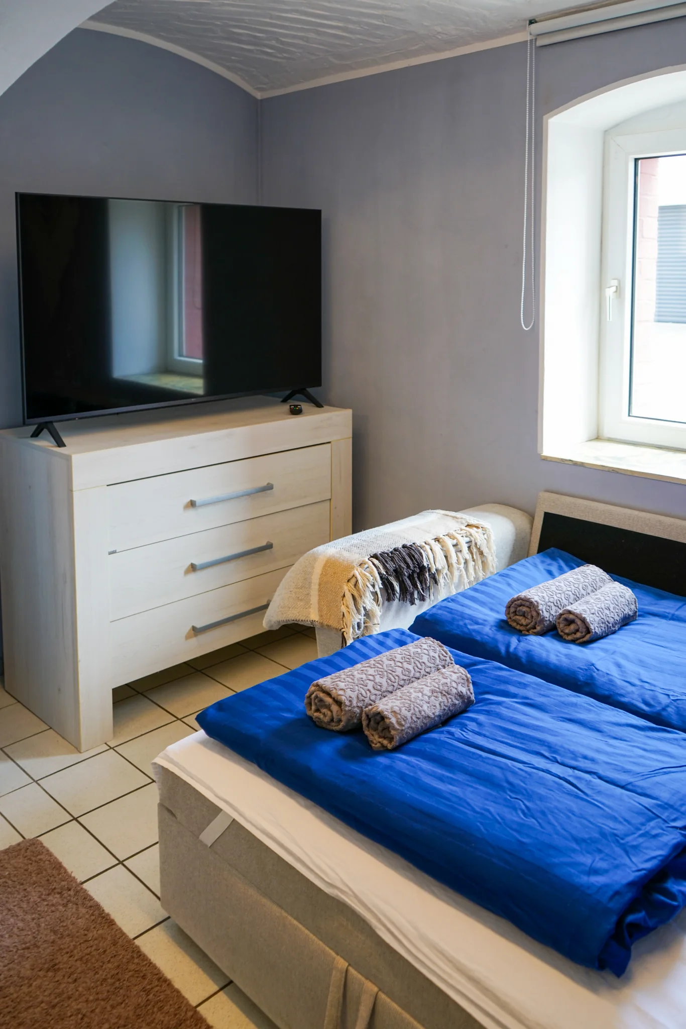 Zweites Schlafzimmer mit blauem Doppelbett