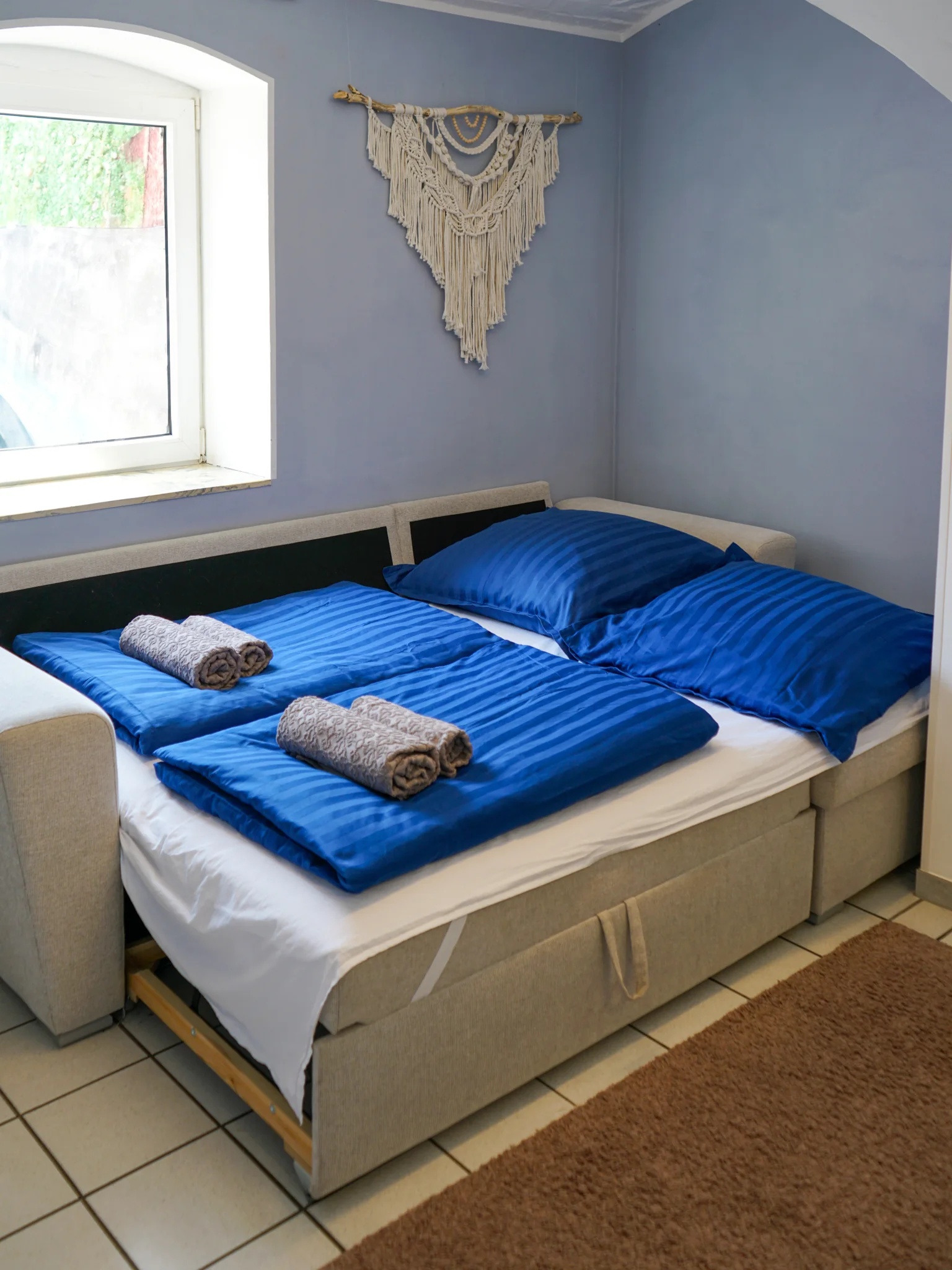 Blaues Doppelbett im zweiten Schlafzimmer