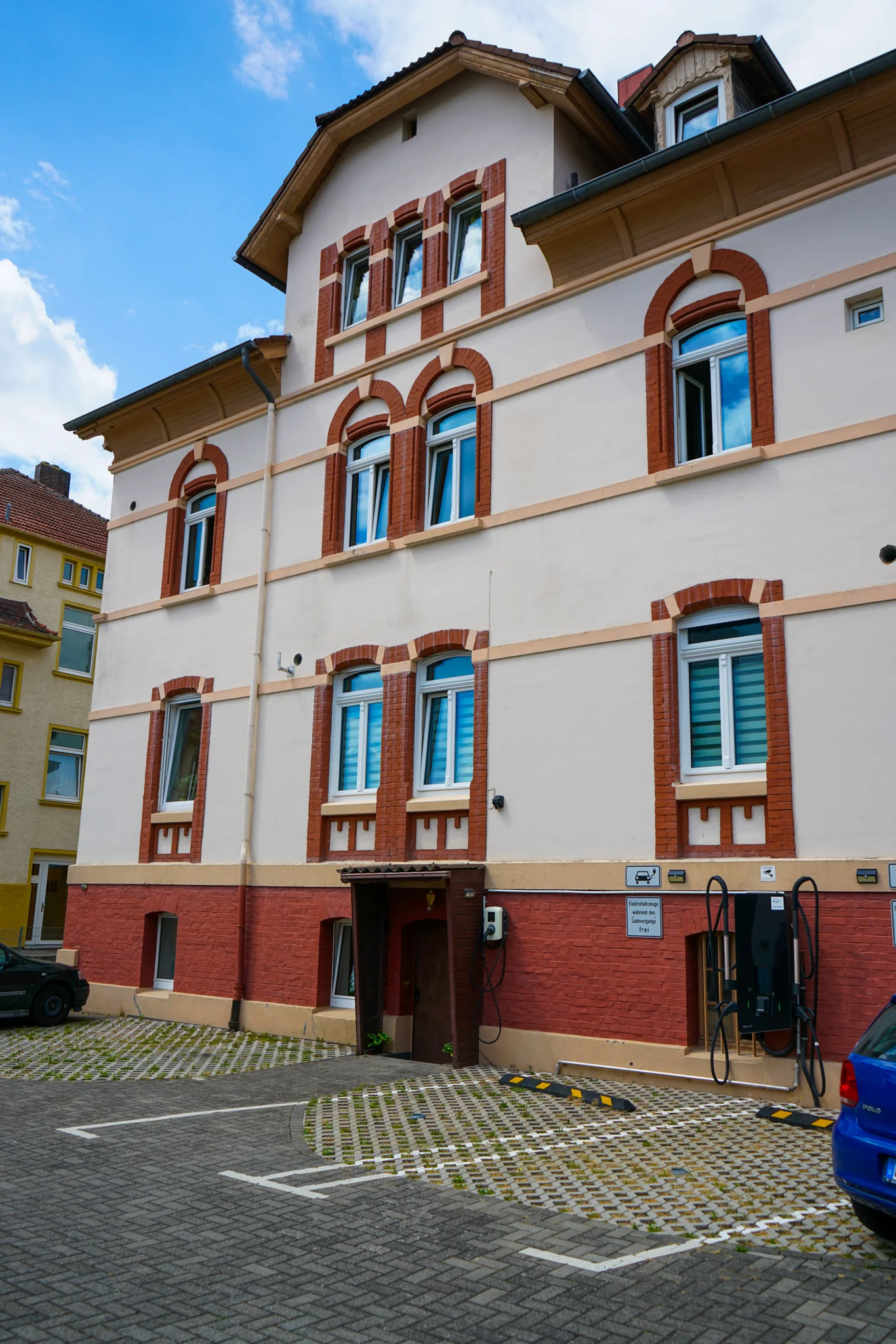 Hofseite des Hauses mit den Eingängen zu den Suiten