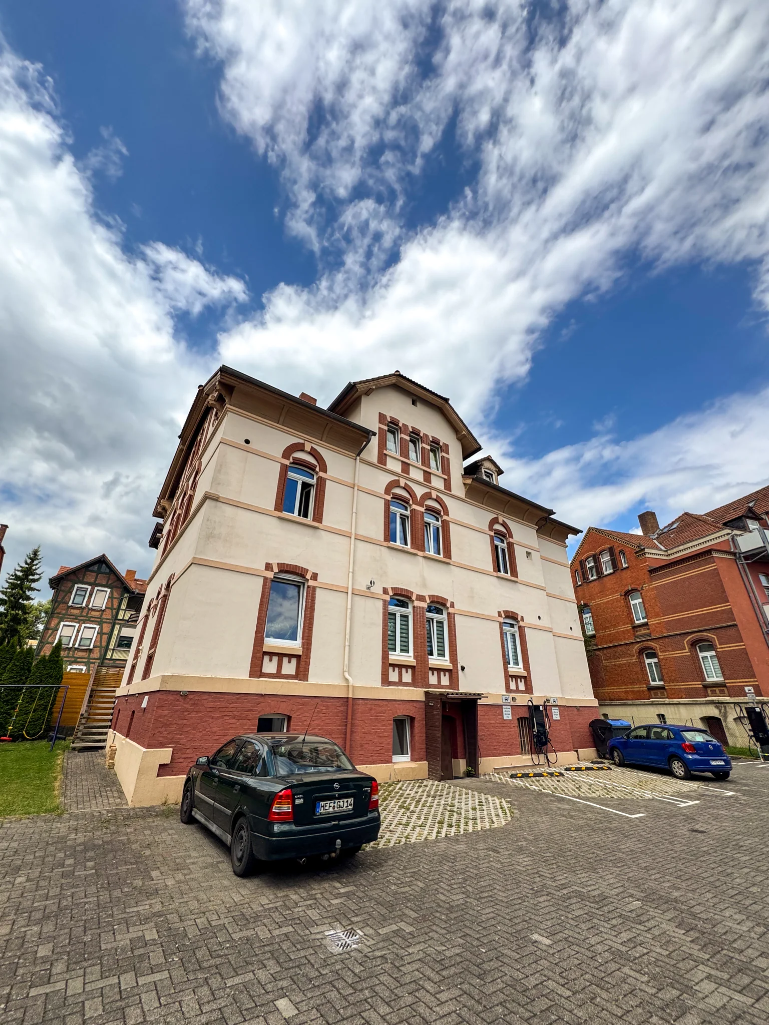 Kostenlose Parkplätze direkt auf der Hofseite