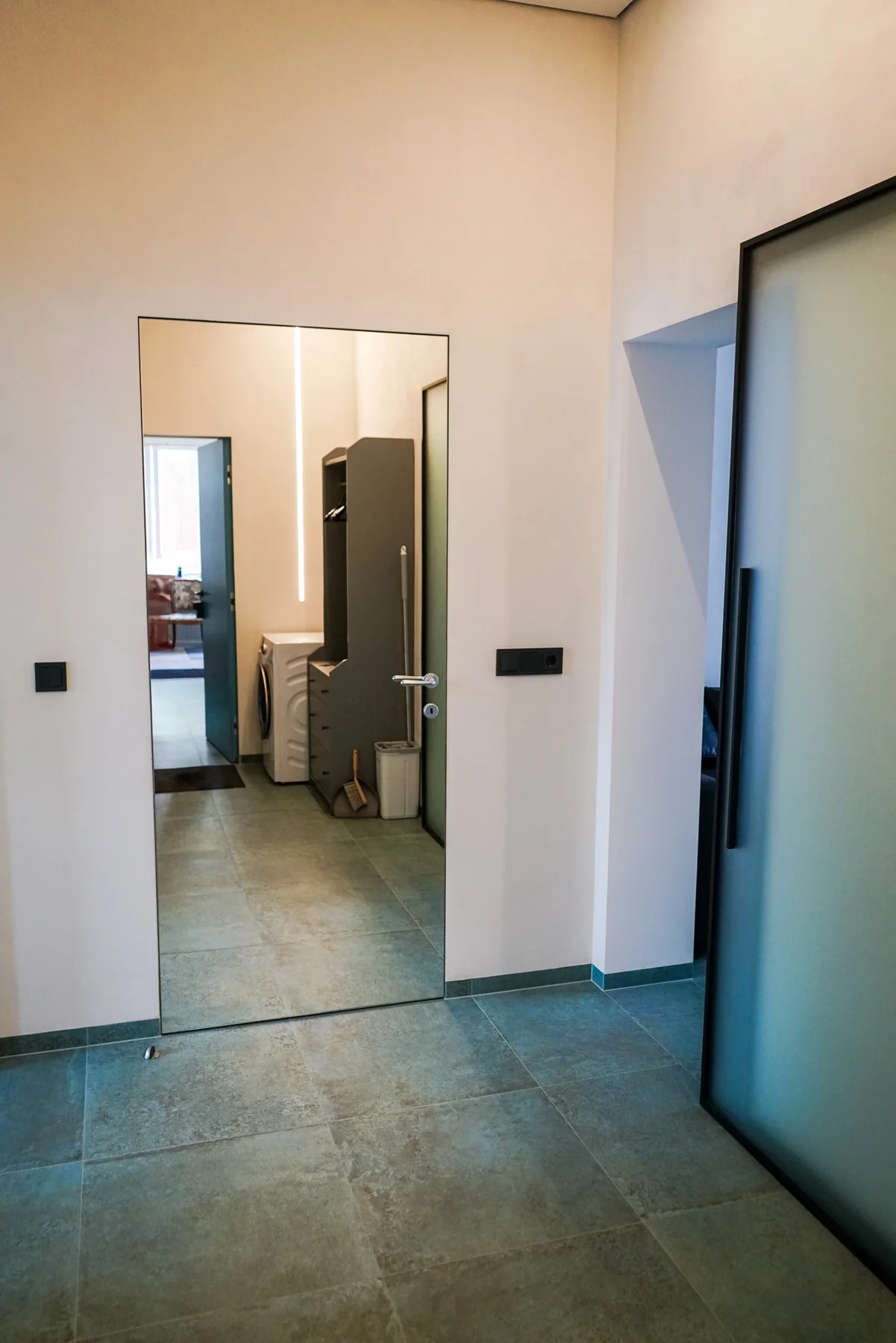 Flur mit Durchblick zum Badezimmer