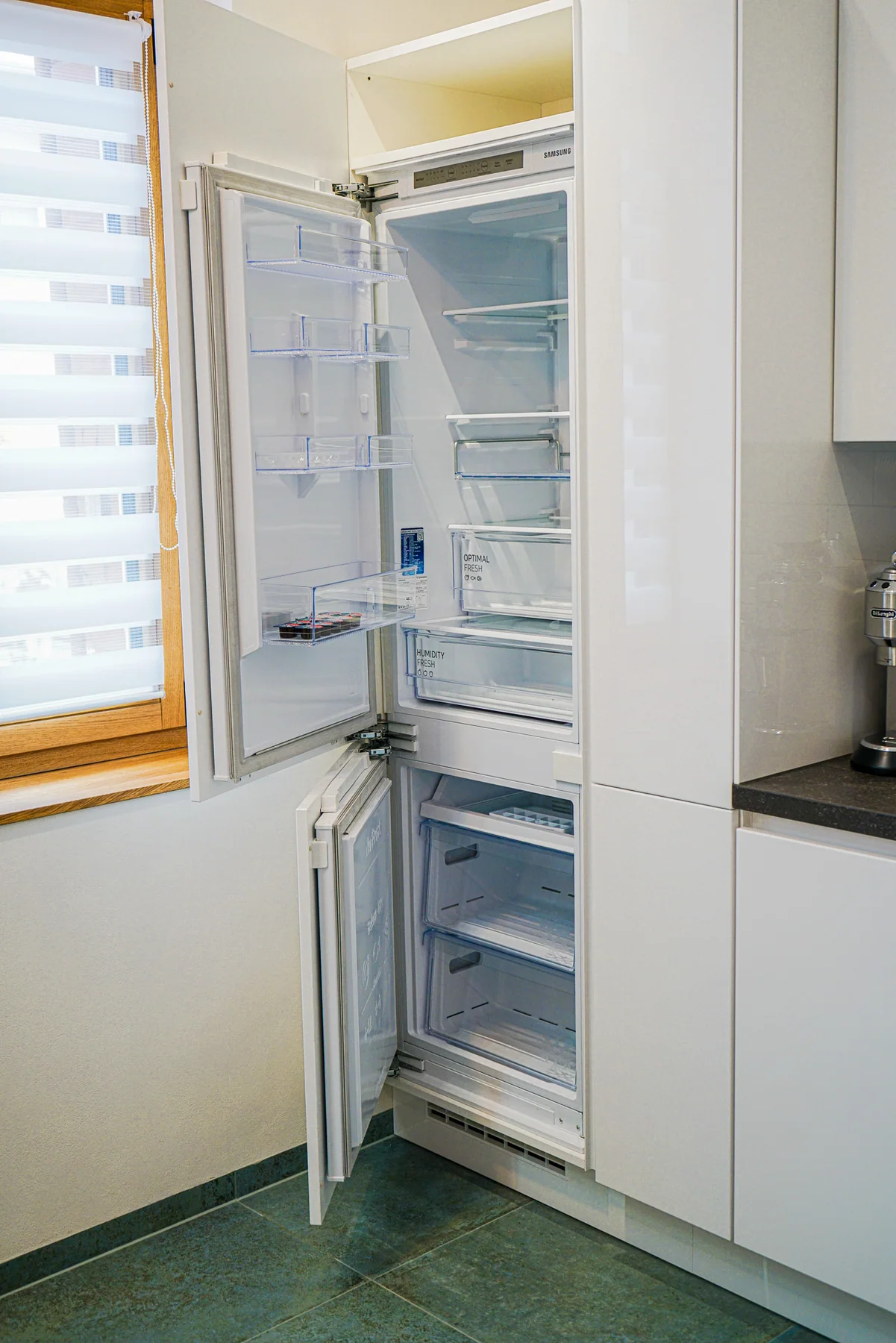 Geöffneter Kühlschrank mit Gefrierfächern