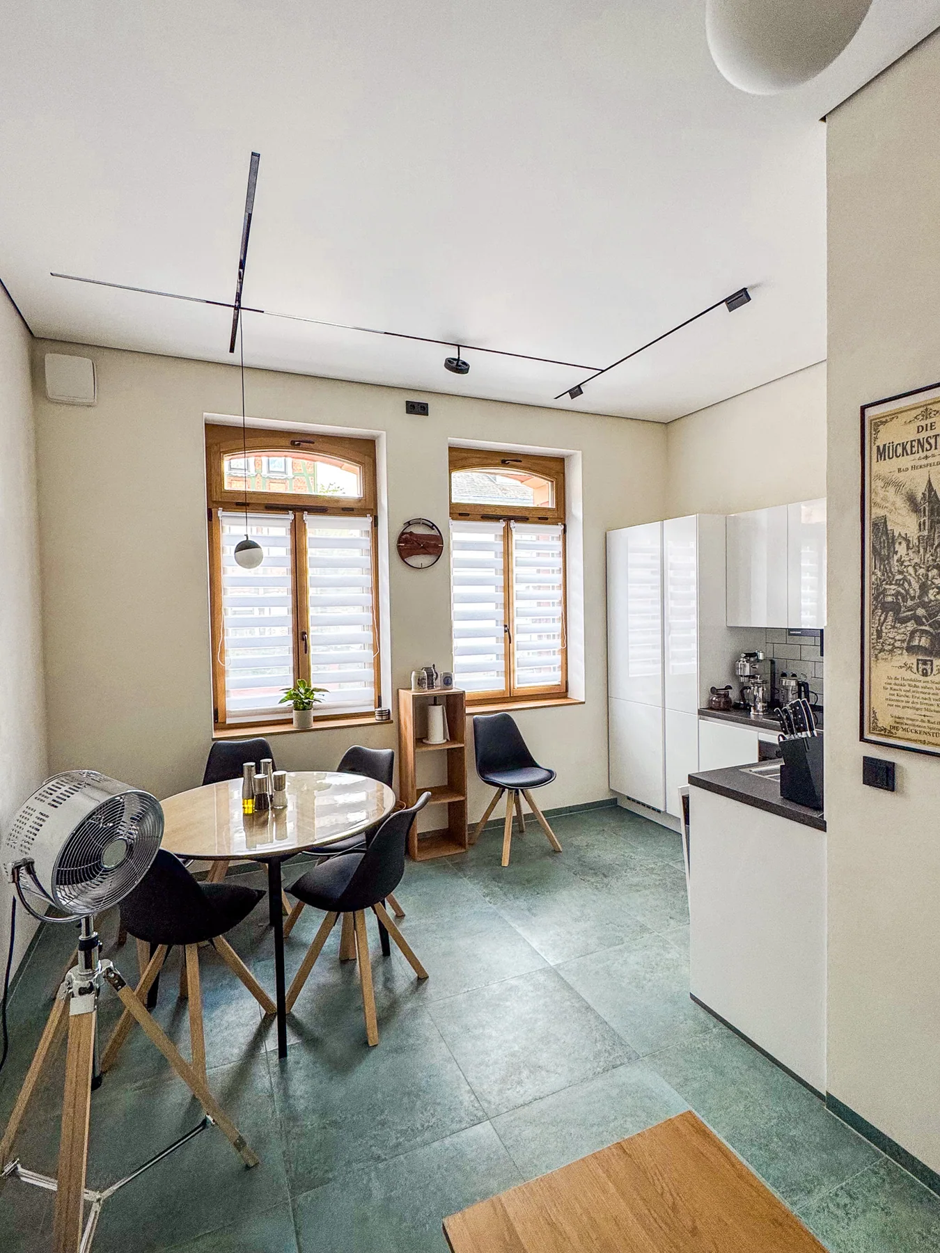Weite Gesamtansicht von Wohnbereich, Essplatz und Küche der Oak Suite