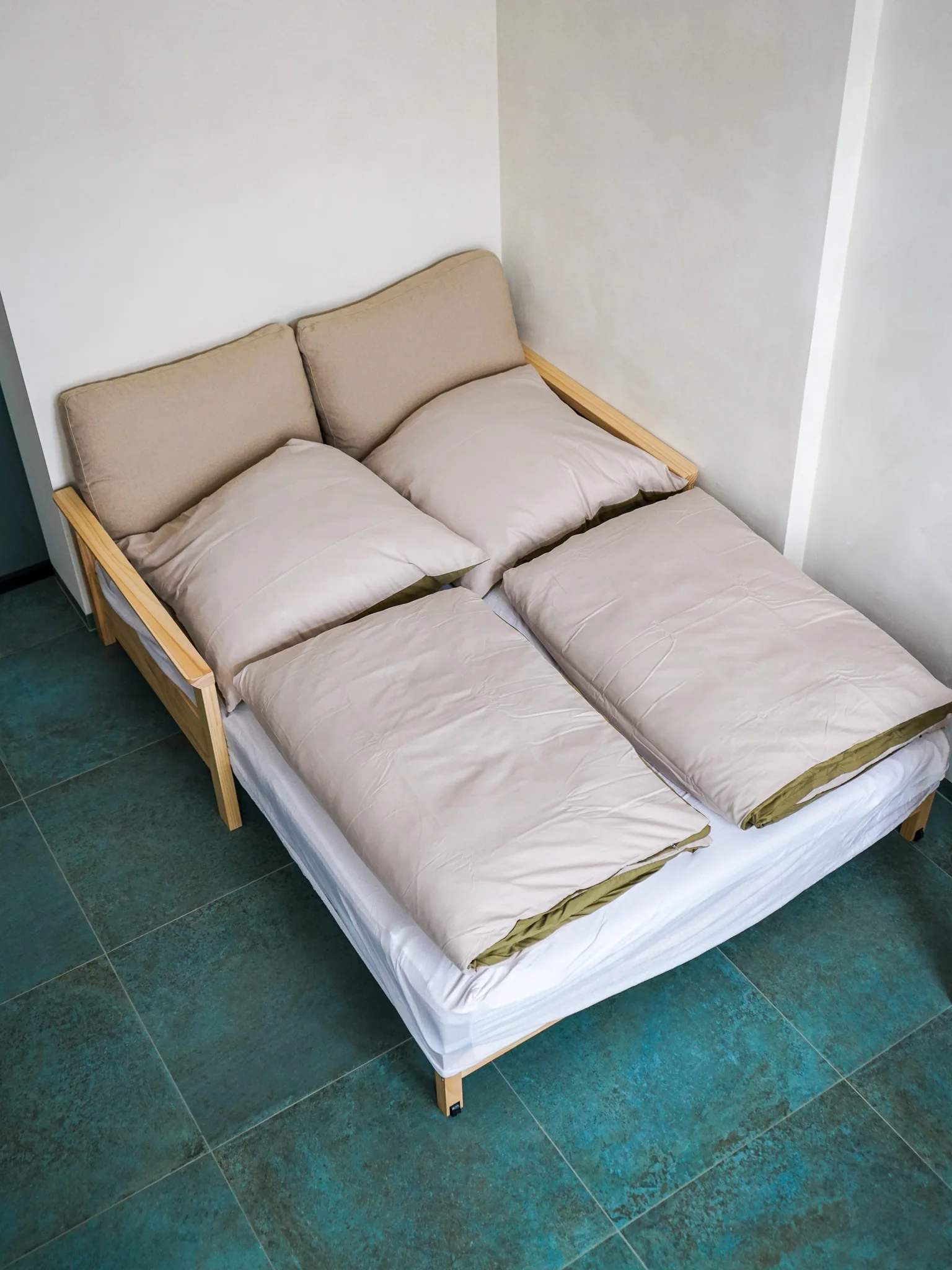 Beiges Schlafsofa im bettfertig ausgeklappten Zustand