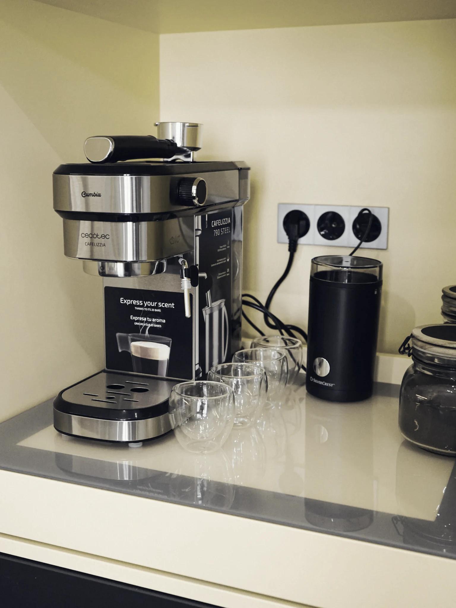 Kaffeeplatz mit Espressomaschine und farblich abgestimmter gelber Nische