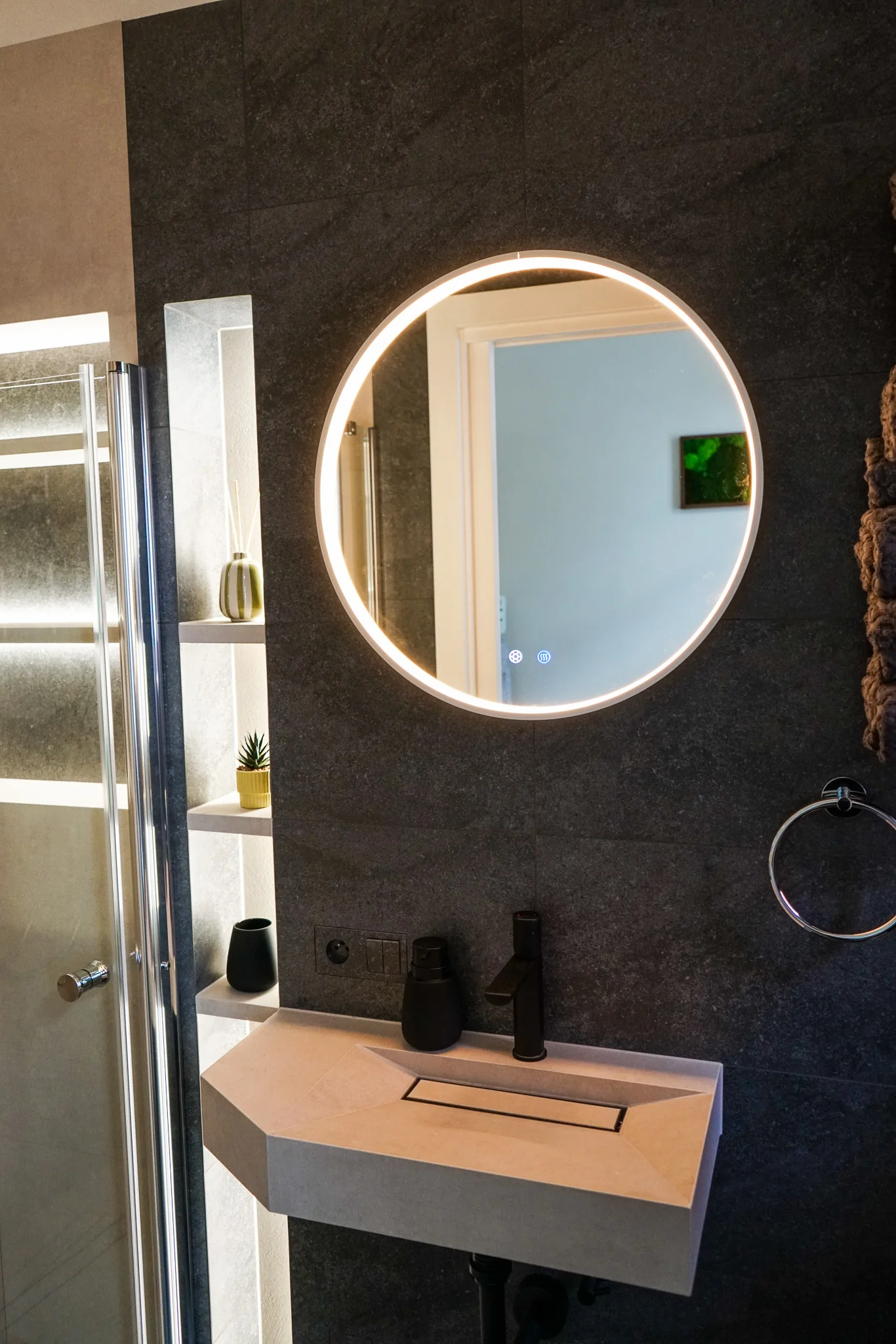 Beleuchteter Spiegel im Badezimmer